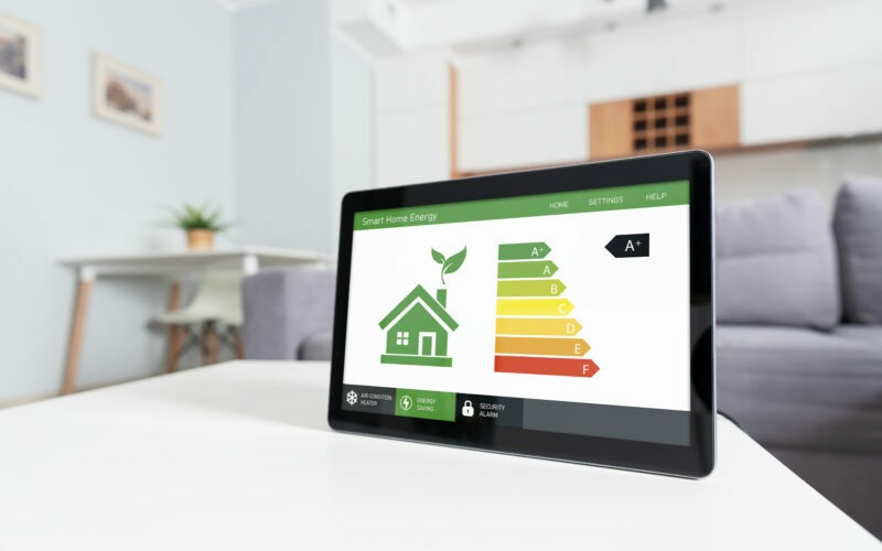 Aplicación móvil de eficiencia energética en pantalla, casa ecológica