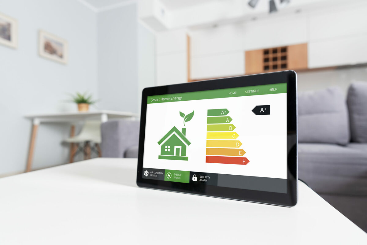 Aplicación móvil de eficiencia energética en pantalla, casa ecológica
